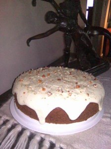 Beetkoek versier met roomkaas en neute