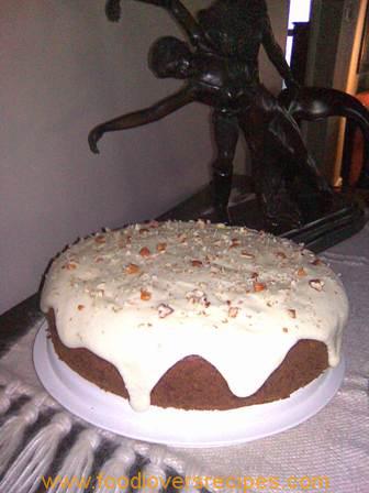 Beetkoek versier met roomkaas en neute